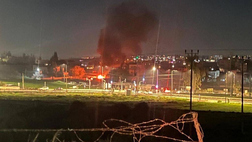מתנחלים הציתו מבנים וכלי רכב בכפר פלסטיני