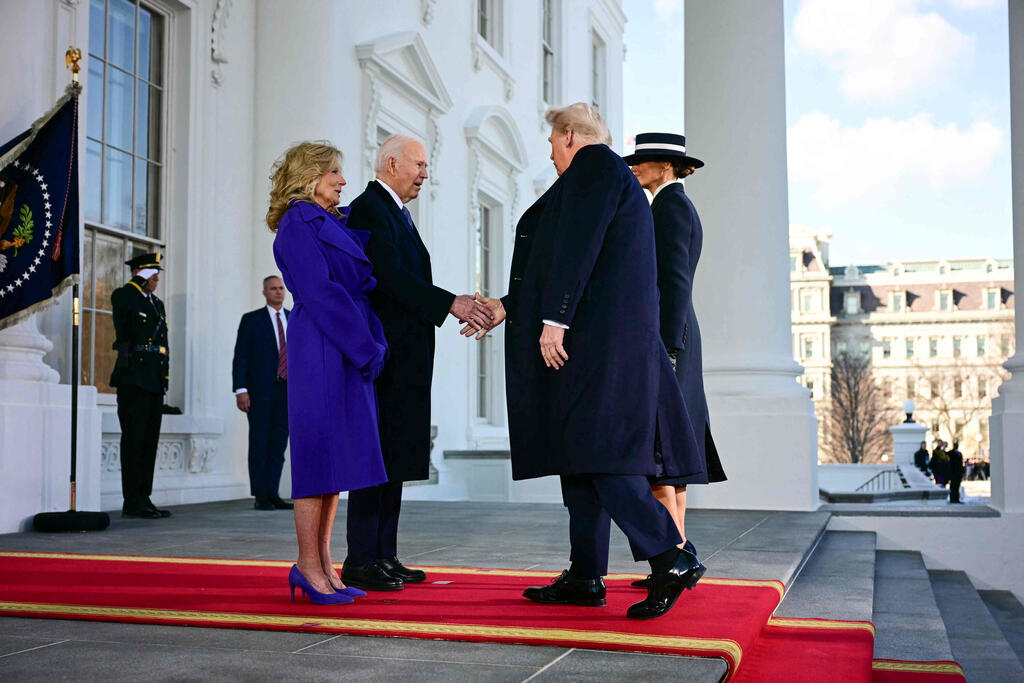 Joe and Jill Biden greet Donald and Melania Trump at White House (Photo: Jim WATSON / AFP) דונלד טראמפ ג'ו ביידן