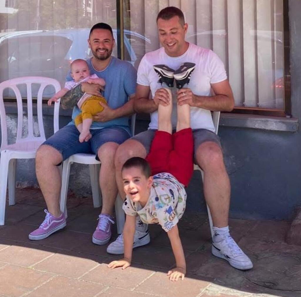 דניאל מריומה עם בן זוגו יונתן מרטון מרום