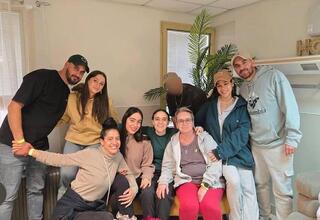 אמילי דמארי עם משפחתה בבית החולים