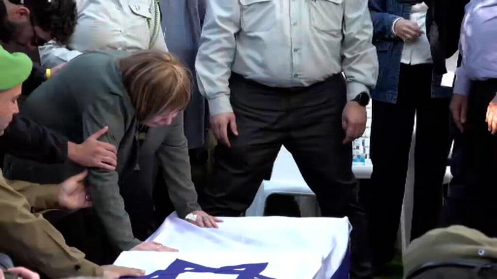 Zehava Shaul stands over the coffin of her son Oron (Photo: Gil Nechushtan) הלוויתו של אורון שאול
