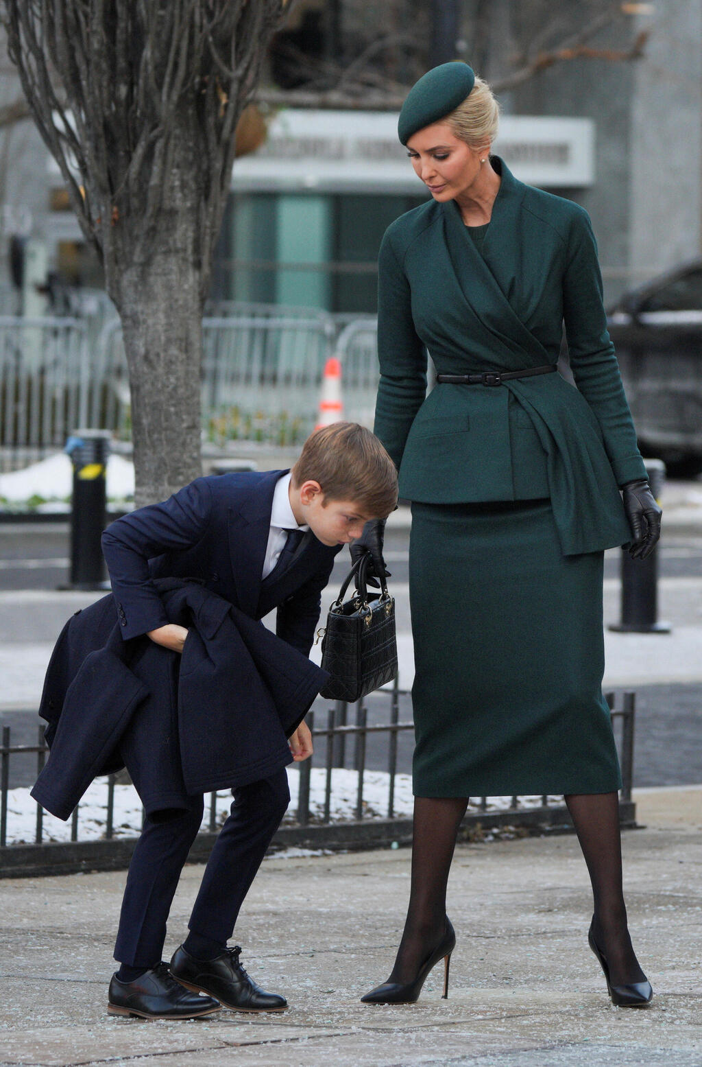 איוונקה טראמפ מגיעה לכנסייה לקראת טקס ההשבעה של אביה לנשיא ארצות הברית, 2025
