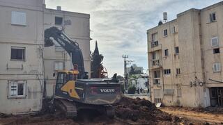 הריסת מבנים ישנים ברחוב המאבק בגבעתיים בפרויקט פינוי בינוי