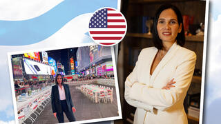 טל על רקע מיצג “שולחן השבת הריק” בטיימס סקוור