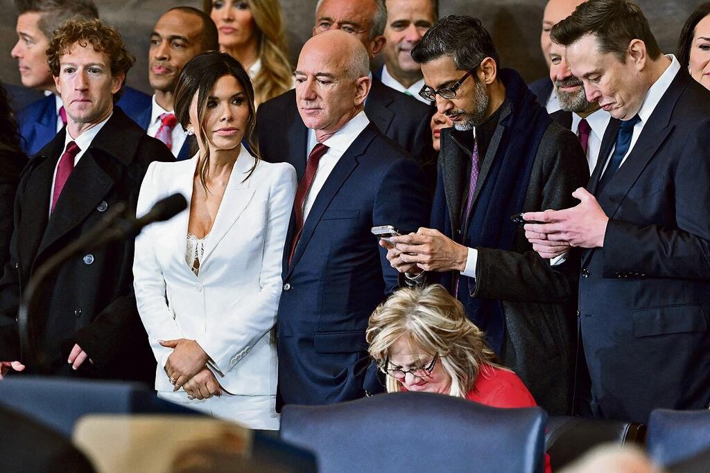 מימין: אילון מאסק, מנכ"ל גוגל סונדאר פיצ'אי, ג'ף בזוס, לורן סאנצ'ז ומארק צוקרברג בהשבעה של דונלד טראמפ