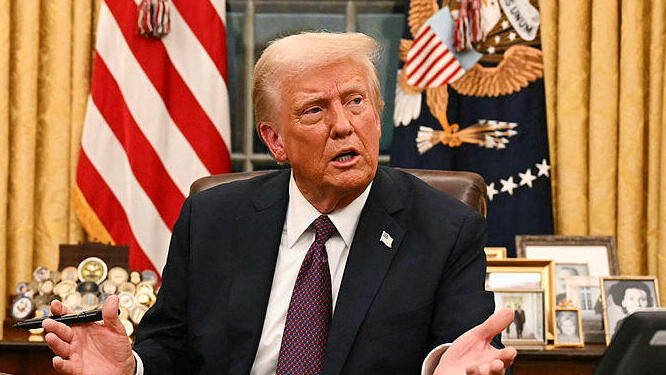 טראמפ בחדר הסגלגל בבית הלבן