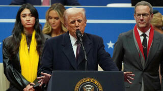 טראמפ נואם באולם "Capital One" בוושינגטון לצד שורדות שבי ומשפחות חטופים