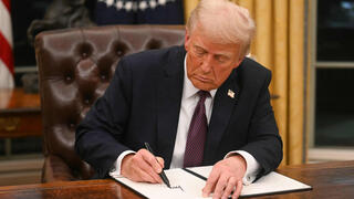 דונלד טראמפ חותם על צווים נשיאותיים בבית הלבן