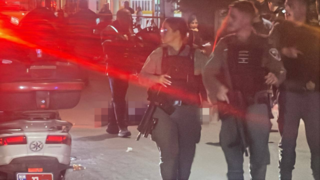 שוטרי מג"ב בזירת פיגוע הדקירה בנחלת בנימין