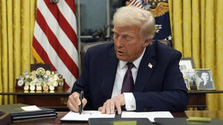 דונלד טראמפ חותם על צווים נשיאותיים בבית הלבן