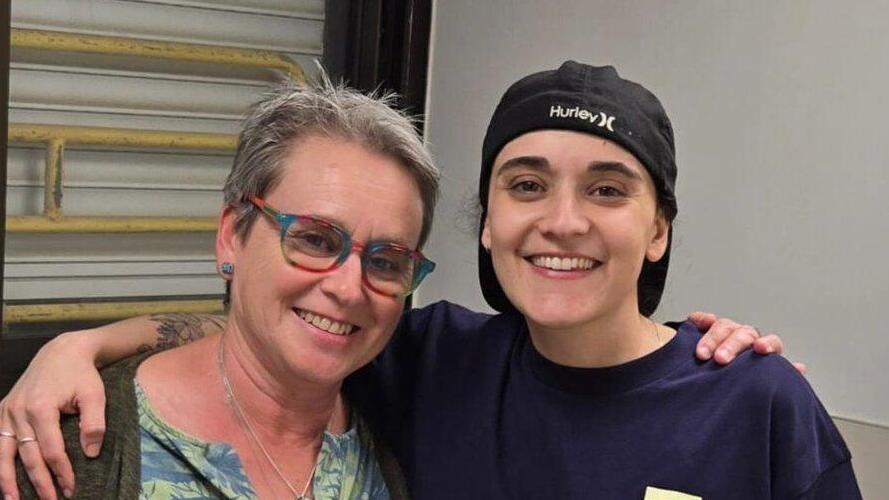 Эмили Дамари с матерью после освобождения אמילי דמארי ואמה, מנדי דמארי