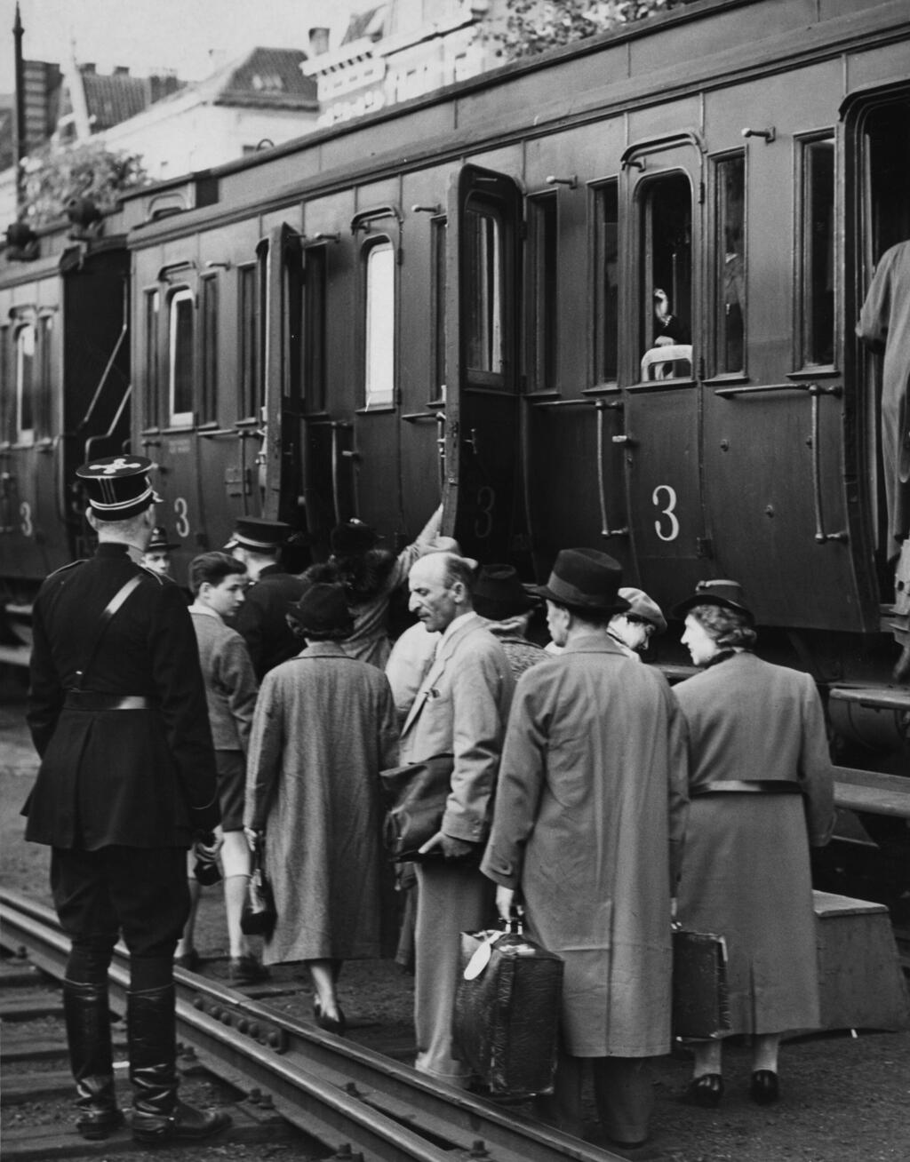 Jewish refugees in 1939 in Antwerp, Belgium (Photo: Gerry Cranham / Fox Photos / Getty Images) פליטים יהודים גרמנים ברכבת באנטוורפן, ב-1939, לפני פרוץ מלחמת העולם השנייה