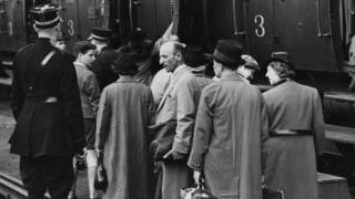פליטים יהודים גרמנים ברכבת באנטוורפן, ב-1939, לפני פרוץ מלחמת העולם השנייה