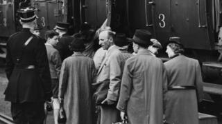 פליטים יהודים גרמנים ברכבת באנטוורפן, ב-1939, לפני פרוץ מלחמת העולם השנייה