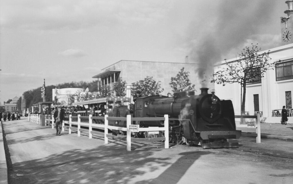 Brussel train during the 1930s (Photo: Herbert Felton / Hulton Archive / Getty Images) רכבת בבריסל בשנות ה-30