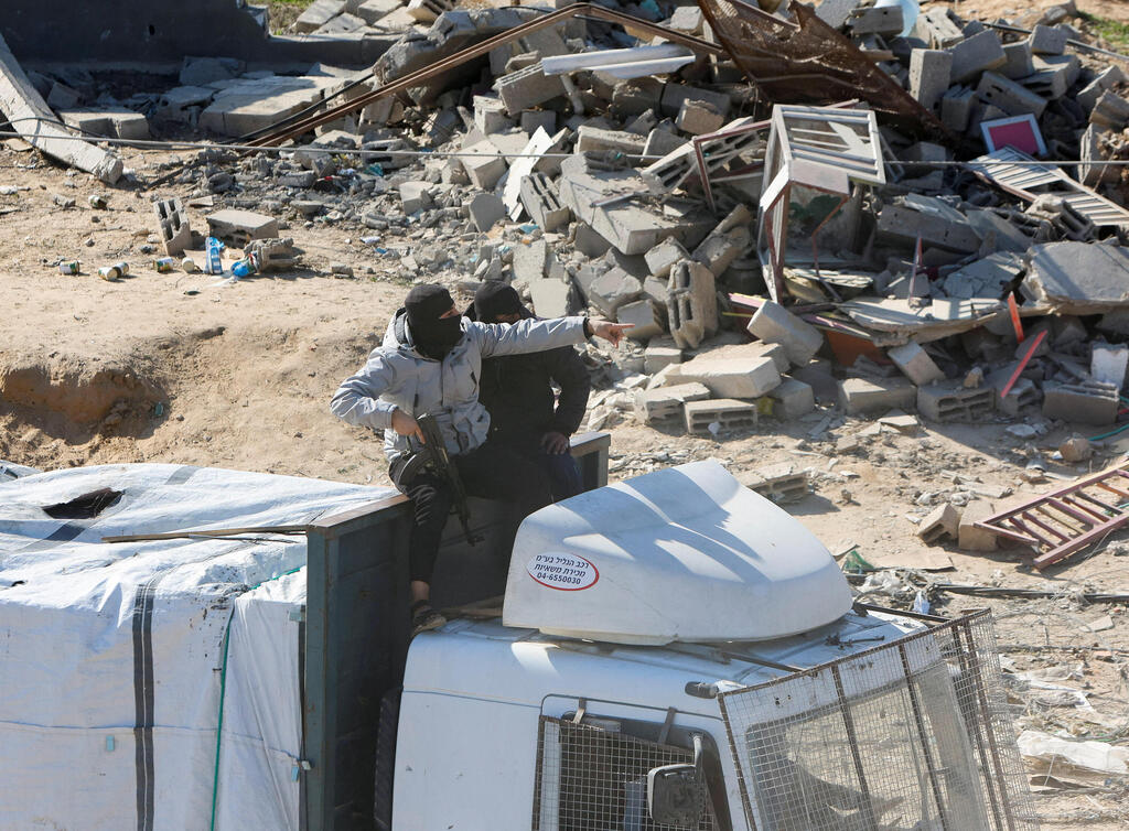 Hamas gunmen hijacking humanitarian aid trucks in Gaza (Photo: AP Photo/Jehad Alshrafi) רפיח עזה משאיות סיוע הומניטרי