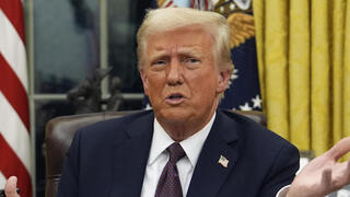 נשיא ארצות הברית דונלד טראמפ חותם על צו נשיאותי