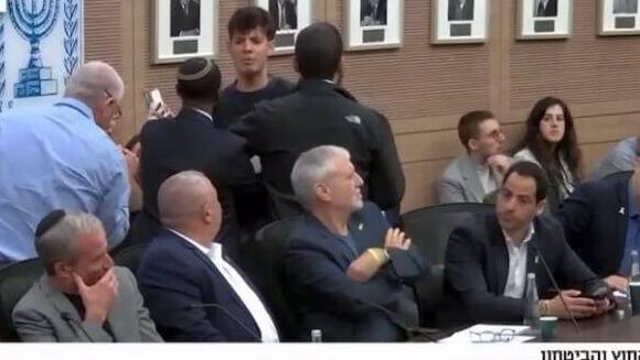 ועדת חוץ וביטחון: יונתן שלו, לוחם מילואים התפרץ בדיון על חוק הגיוס