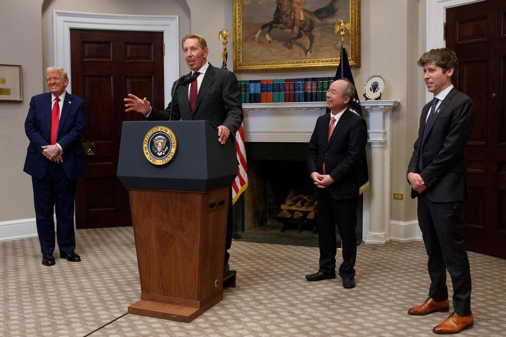 Sam Altman at the White House with President Trump (Photo: Andrew Harnik / Getty Images North America) לארי אליסון (במרכז), מלווה בנשיא ארצות הברית דונלד טראמפ, מנכ"ל OpenAI סם אלטמן (מימין), ומנכ"ל סופטבנק מסיושי סון (שני מימין), נואם במהלך מסיבת עיתונאים בחדר רוזוולט בבית הלבן ב-21 בינואר 2025