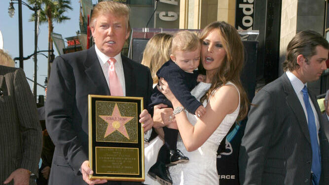 Дональд и Мелания Трамп с сыном Бэрроном 