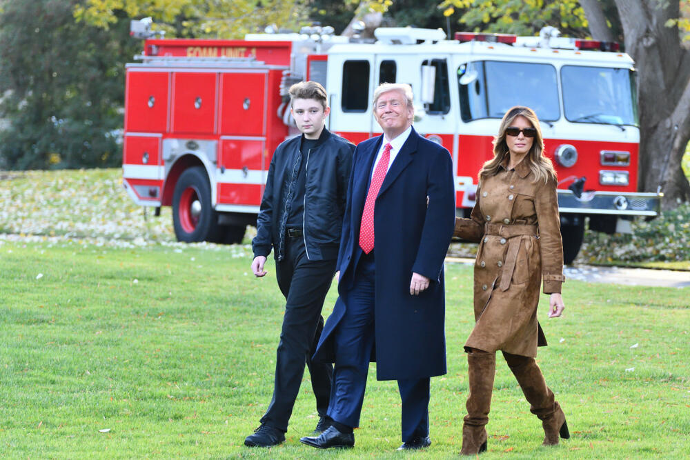 Бэррон Трамп с родителями 