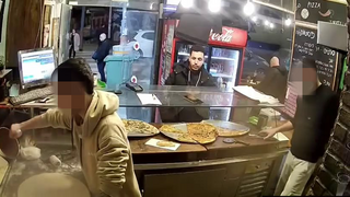 המחבל בפיגוע בנחלת בנימין לפני שביצע את הפיגוע