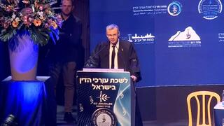 יריב לוין עולה לנאום בכנס לשכת עורכי הדין ומקבל שריקות בוז מהקהל
