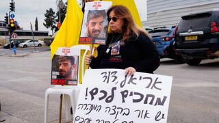 סילביה קוניו במחאה להחזרת בניה, דוד ואריאל, מהשבי