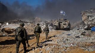 זיו קורן עם לוחמי הנח"ל בג'באליה