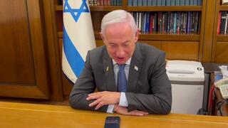 ראש הממשלה בנימין נתניהו בשיחה עם הורי החטופות רומי גונן, אמילי דמארי ודורון שטיינברכר, ששוחררו משבי חמאס