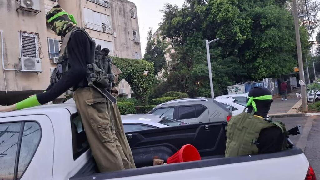 מיצג בדמות מחבלים על גבי טנדר בכפר סבא