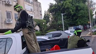 מיצג בדמות מחבלים על גבי טנדר בכפר סבא