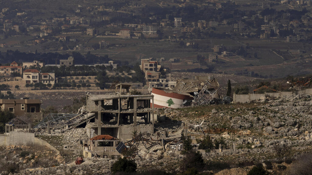 חיילים ישראלים עומדים ליד דגל ישראל בכפר בדרום לבנון