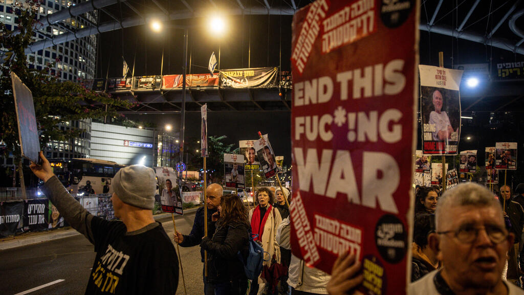 Photo: Chris McGrath/Getty Images מפגין מפגינים במחאה הקוראת לשחרור החטופים מול משרד הביטחון הישראלי בתל אביב