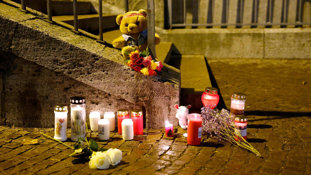 Makeshift memorial at the scene (Photo: Pascal HOEFIG / NEWS5 / AFP REUTERS/Heiko Becker) פיגוע דקירה באשפנבורג, גרמניה - שני בני אדם נרצחו