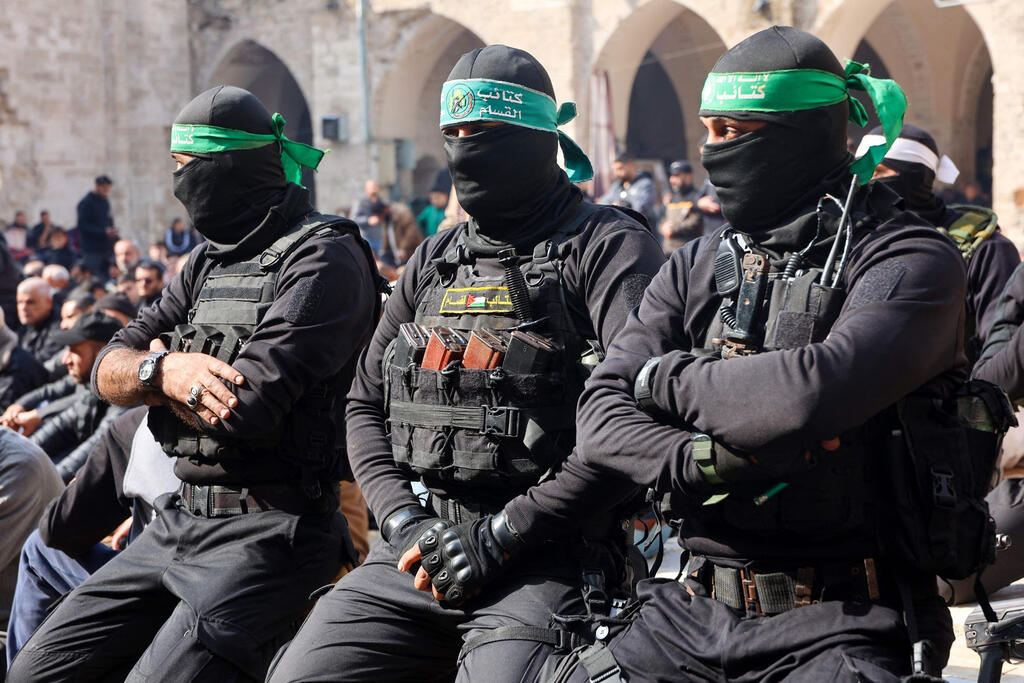 A delegation of the Hamas organization delivered its response in Cairo to mediators (Photo: Omar AL-QATTAA / AFP) גדודי עז א-דין אל קסאם בעזה