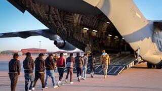 מהגרים מגואטמלה מועלים לטיסת גירוש על גבי מטוס של צבא ארה"ב 