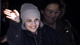 דניאלה גלבוע מסוק מחייכת מוציאה ראש חטופה משוחררת השתחררה שבי חמאס עסקה עסקת חטופים