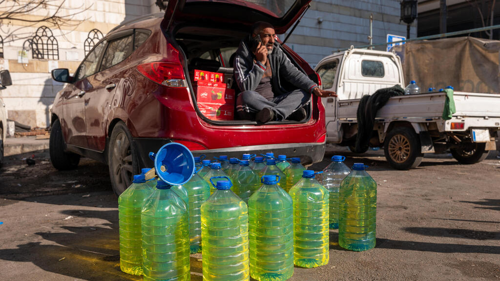 אדם מוכר דלק ברחובות דמשק