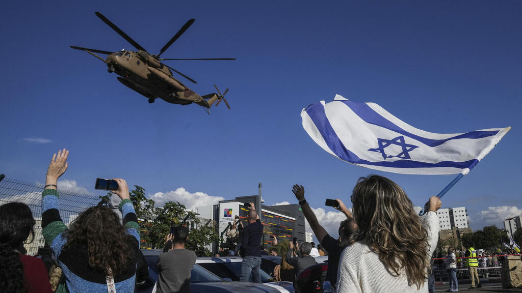 המסוק בו נמצאות החטופות נוחת בבילינסון