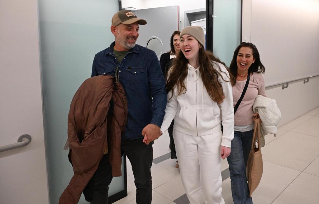 נעמה לוי מגיעה לבית החולים