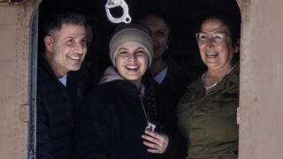 דניאלה גלבוע מסוק מחייכת מוציאה ראש חטופה משוחררת השתחררה שבי חמאס עסקה עסקת חטופים