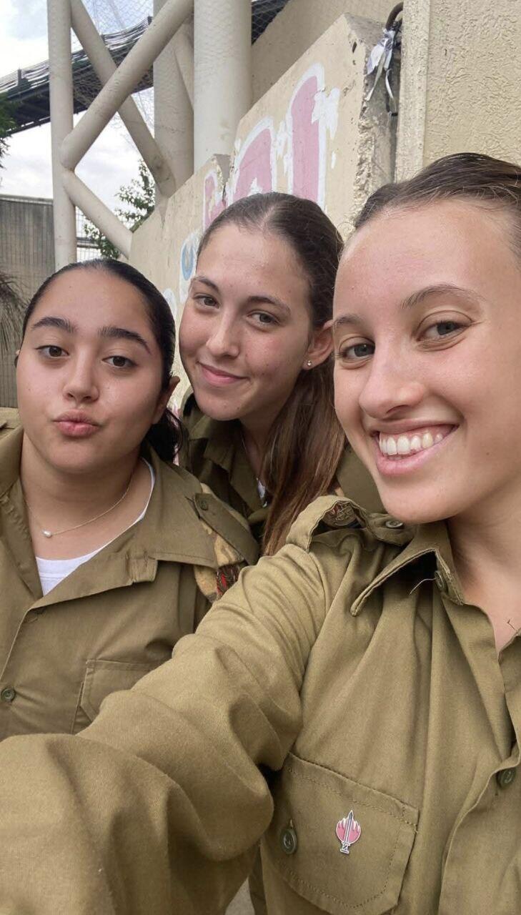 אמא של התצפיתנית נועם אברמוביץ' ז"ל בפוסט שמדבר על שחרור חברותיה לירי ונעמה