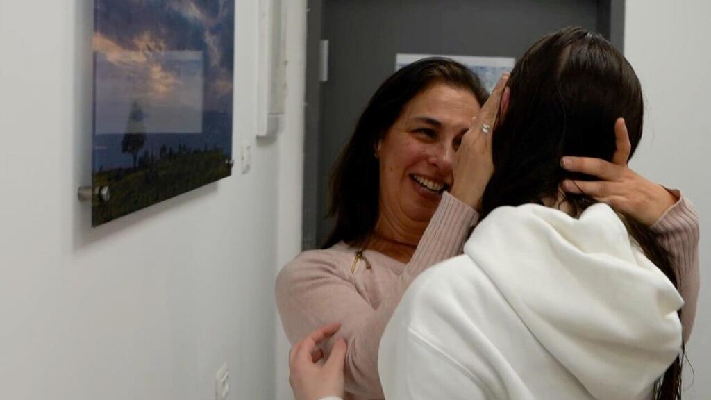   נעמה לוי ואמא שלה במפגש ראשון לאחר שחרורה