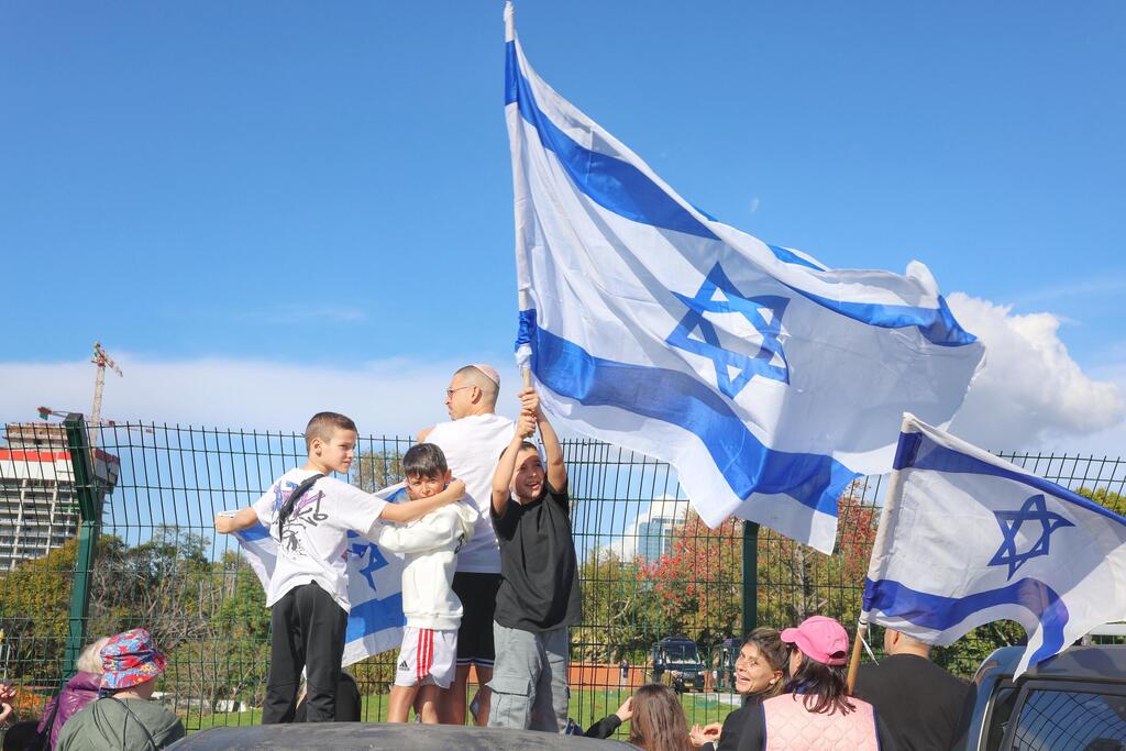 המון צופה במסוק בו נמצאות החטופות נוחת בבילינסון