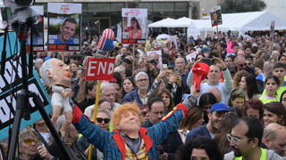 התרגשות בכיכר החטופים בעקבות שחרורן של החטופות
