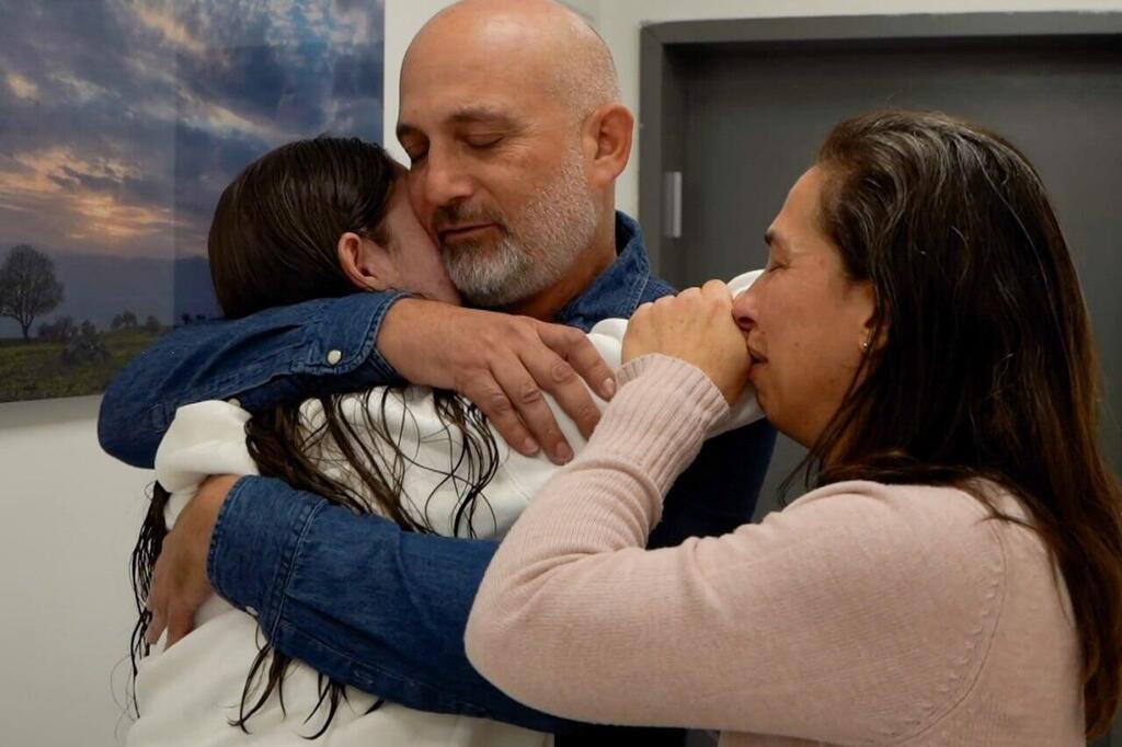  נעמה לוי והוריה במפגש ראשון לאחר שחרורה