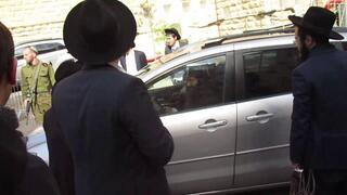 מפגינים מהפלג הירושלמים הגיעו למחות מול בית הכנסת הגדול בירושלים