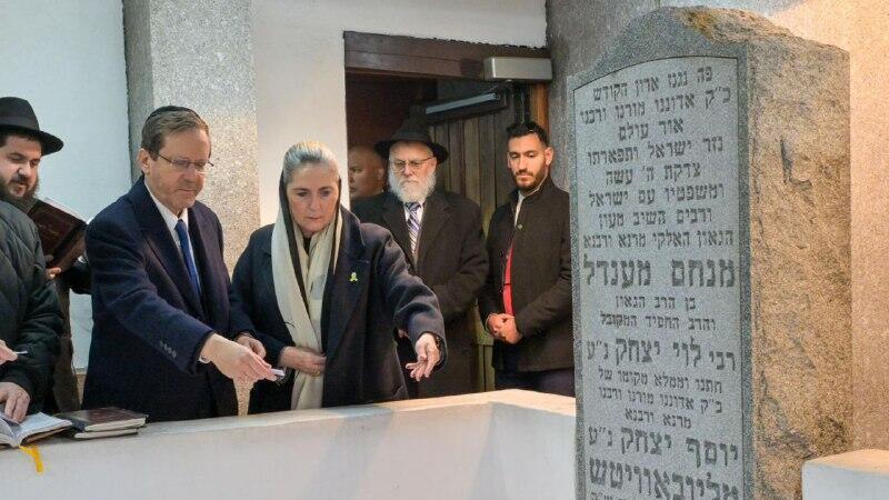 הנשיא הרצוג ורעייתו ליד קבר הרבי מלובביץ'