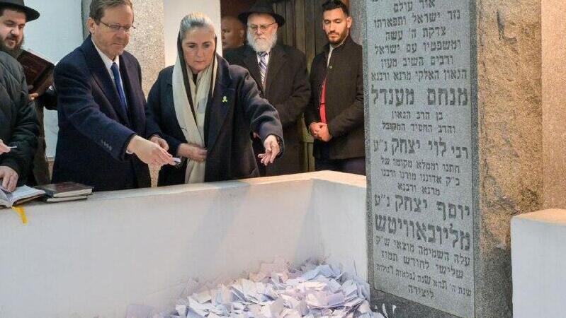 הנשיא הרצוג ורעייתו ליד קבר הרבי מלובביץ'